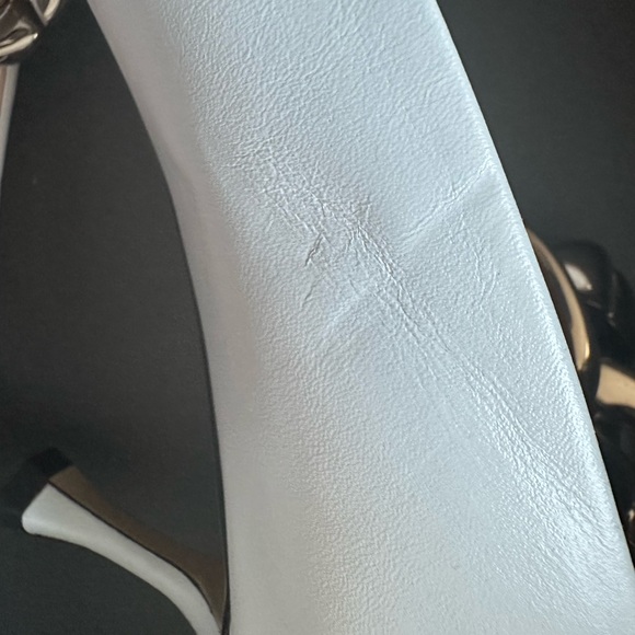 No. 21 OFF WHITE PUMPS W/ GOLD CHAINS - Picture 11 of 14